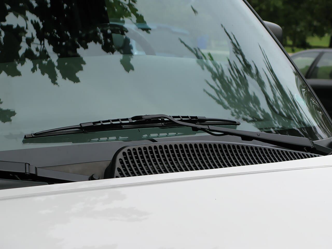 Automobile windshield wiper