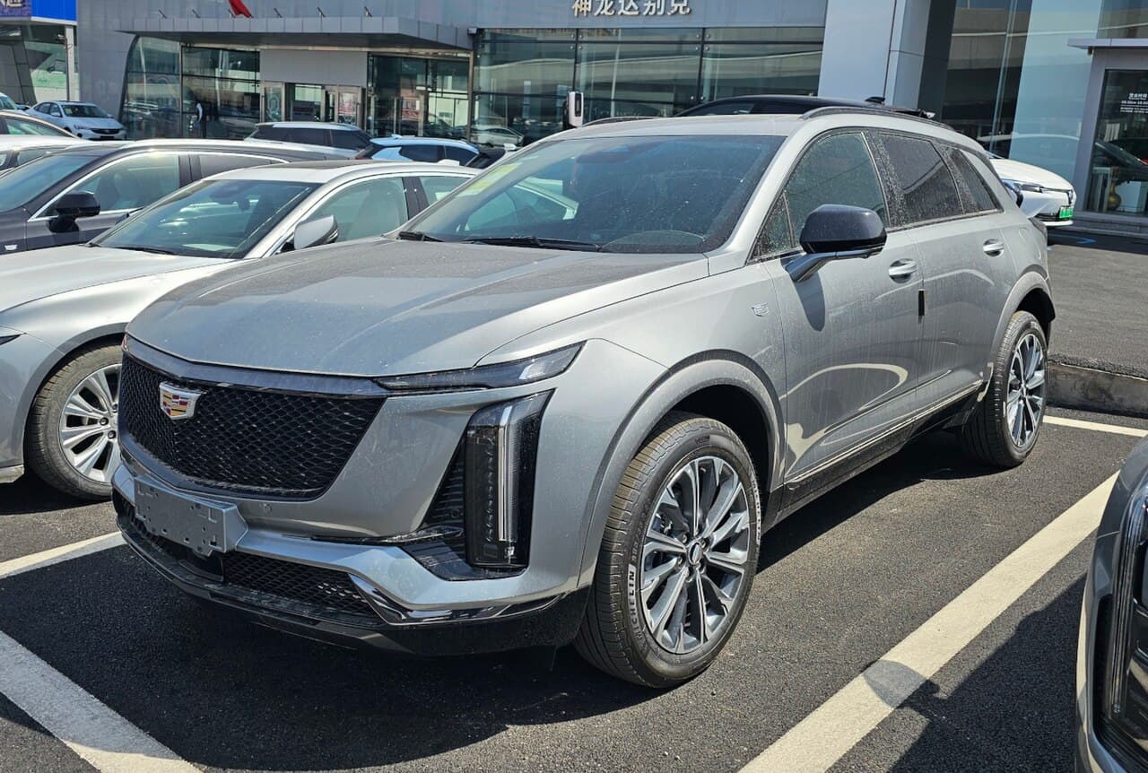 2025 Cadillac XT5 exterior