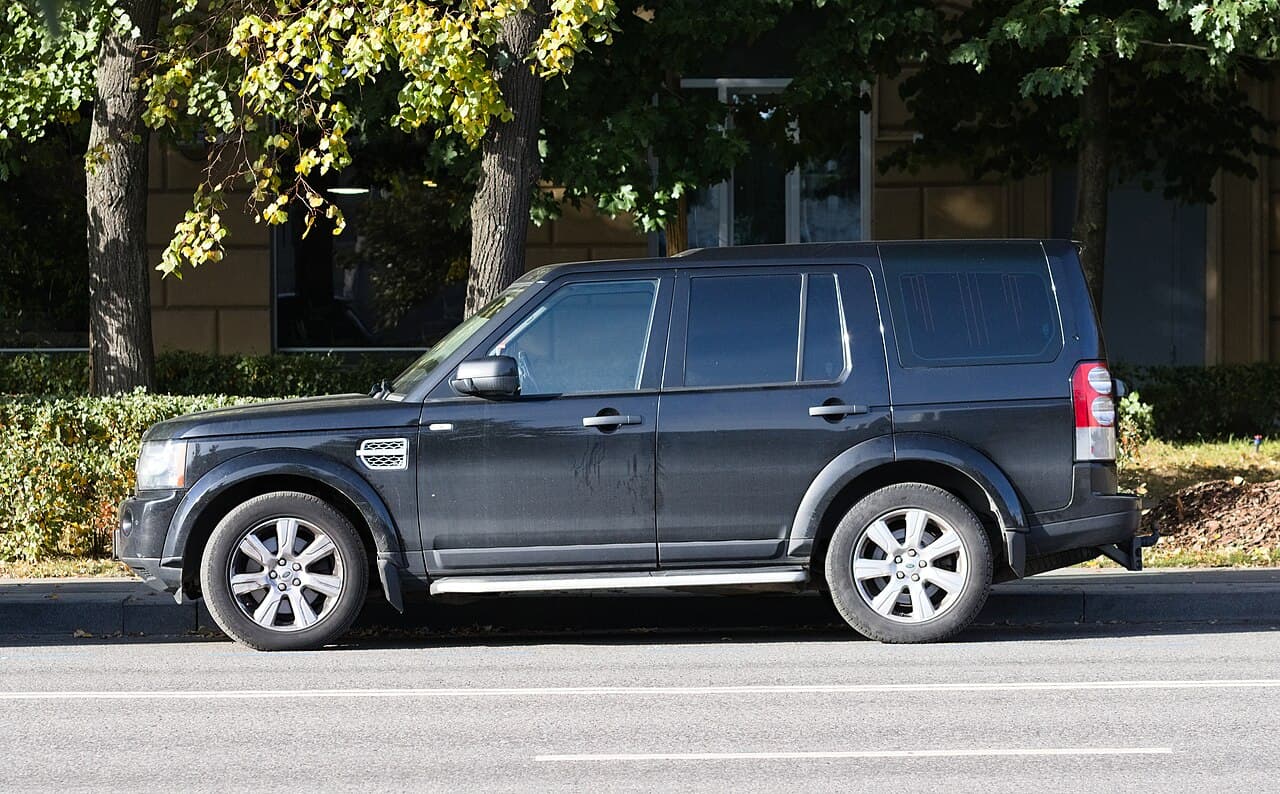 2025 Land Rover Discovery exterior