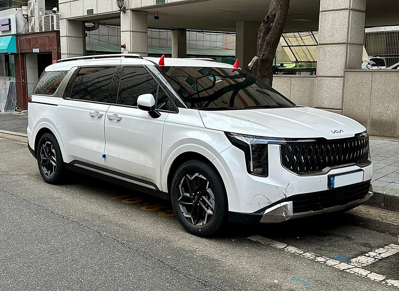 2024 Kia Carnival exterior