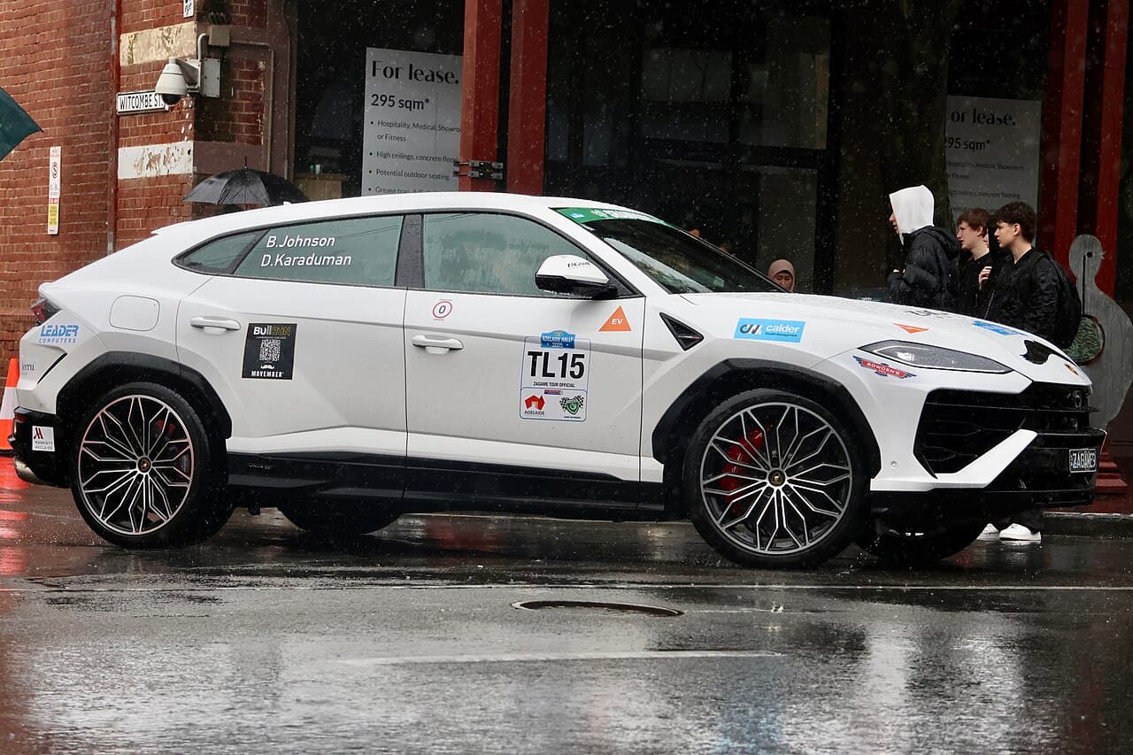 2025 Lamborghini Urus exterior