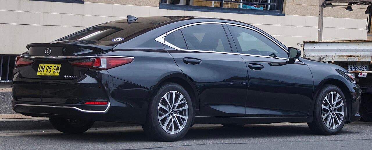 2025 Lexus ES exterior