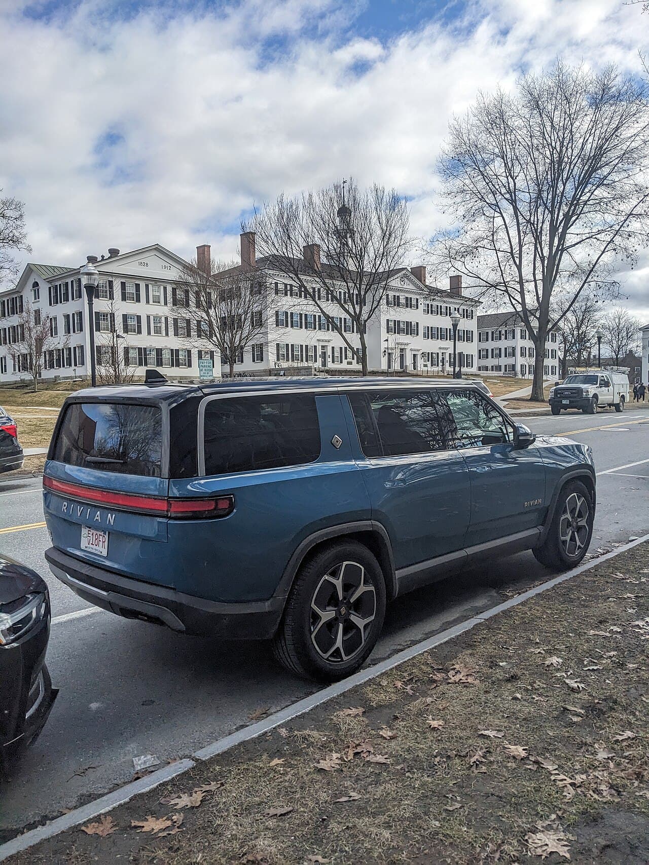 2024 Rivian R1S exterior